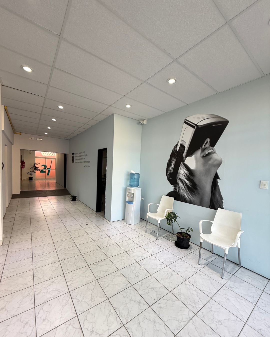 Salón Comercial con oficinas
